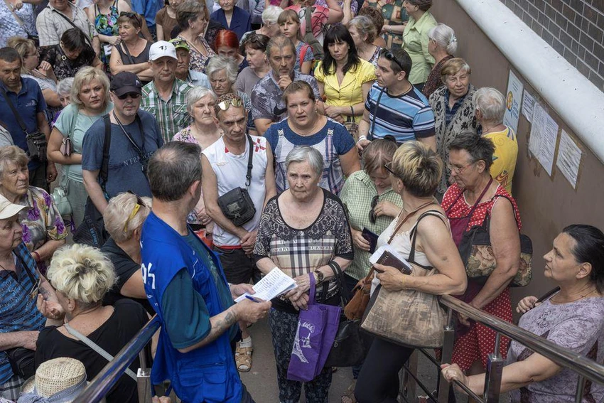 Người dân chờ để nhận viện trợ nhân đạo ở TP Kramatorsk, tỉnh Donetsk, Ukraine, ngày 4-7. Ảnh: REUTERS Người dân chờ để nhận viện trợ nhân đạo ở TP Kramatorsk, tỉnh Donetsk, Ukraine, ngày 4-7. Ảnh: REUTERS