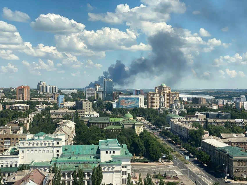 Khói bốc lên sau cuộc pháo kích của Nga ở Donetsk, Ukraine, ngày 4-7. Ảnh: REUTERS Khói bốc lên sau cuộc pháo kích của Nga ở Donetsk, Ukraine, ngày 4-7. Ảnh: REUTERS