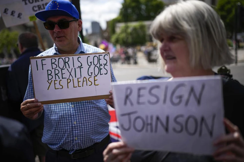 Người dân Anh biểu tình kêu gọi Thủ tướng Boris Johnson từ chức bên ngoài tòa nhà Quốc hội ở London, ngày 6-7. Ảnh: AP Người dân Anh biểu tình kêu gọi Thủ tướng Boris Johnson từ chức bên ngoài tòa nhà Quốc hội ở London, ngày 6-7. Ảnh: AP