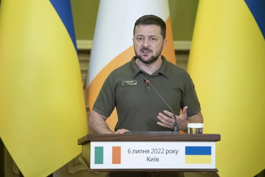 Tổng thống Ukraine Volodymyr Zelensky phát biểu trong cuộc họp báo tại thủ đô Kiev, ngày 6-7. Ảnh: AP Tổng thống Ukraine Volodymyr Zelensky phát biểu trong cuộc họp báo tại thủ đô Kiev, ngày 6-7. Ảnh: AP