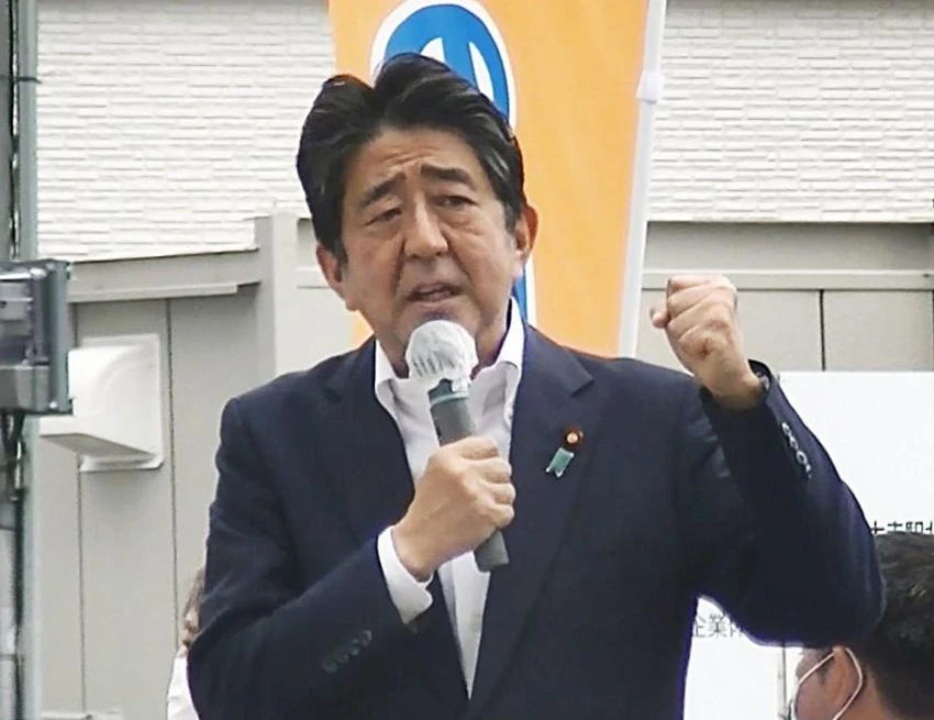 Cựu Thủ tướng Nhật Shinzo Abe phát biểu tại TP Nara trước khi bị bắn vào sáng 8-7. Ảnh: CNN Cựu Thủ tướng Nhật Shinzo Abe phát biểu tại TP Nara trước khi bị bắn vào sáng 8-7. Ảnh: CNN