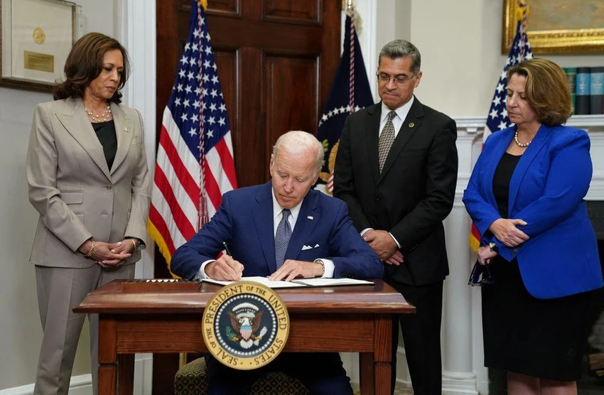 Tổng thống Mỹ Joe Biden ký sắc lệnh hành pháp bảo vệ quyền phá thai của phụ nữ. Ảnh: REUTERS Tổng thống Mỹ Joe Biden ký sắc lệnh hành pháp bảo vệ quyền phá thai của phụ nữ. Ảnh: REUTERS