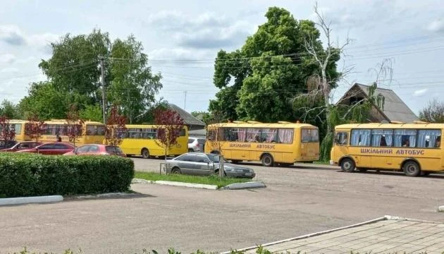 Đoàn xe chở người dân tỉnh Donetsk sơ tán đến nơi an toàn. Ảnh: UKRINFORM Đoàn xe chở người dân tỉnh Donetsk sơ tán đến nơi an toàn. Ảnh: UKRINFORM