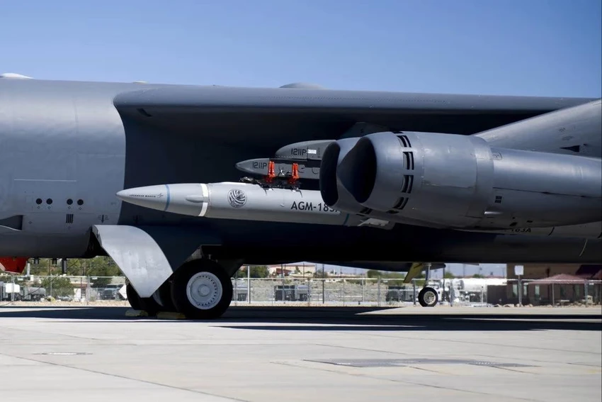 Một chiếc B-52H được chuẩn bị trước khi bay thử nghiệm ở ngoài khơi bờ biển California vào tháng 8-2020. Ảnh: Không quân Mỹ Một chiếc B-52H được chuẩn bị trước khi bay thử nghiệm ở ngoài khơi bờ biển California vào tháng 8-2020. Ảnh: Không quân Mỹ