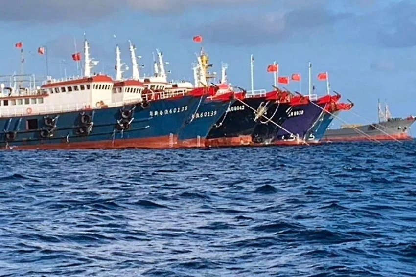 Tàu dân quân biển Trung Quốc xuất hiện ở vùng đặc quyền kinh tế của Philippines. Ảnh: Philippine Coast Guard/REUTERS