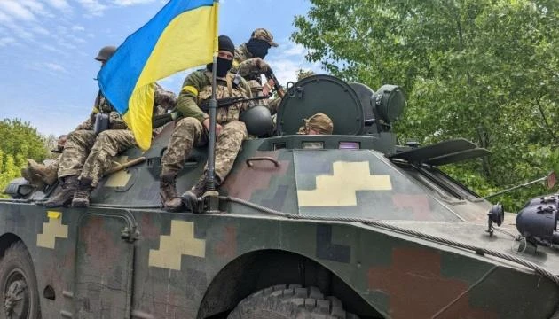 Lực lượng quân đội Ukraine ngồi trên xe bọc thép. Ảnh: UKRINFORM Lực lượng quân đội Ukraine ngồi trên xe bọc thép. Ảnh: UKRINFORM
