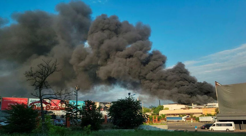 Khói bốc lên phía trên các tòa nhà sau cuộc không kích của Nga ở tỉnh Odessa, Ukraine, ngày 16-7. Ảnh: REUTERS Khói bốc lên phía trên các tòa nhà sau cuộc không kích của Nga ở tỉnh Odessa, Ukraine, ngày 16-7. Ảnh: REUTERS