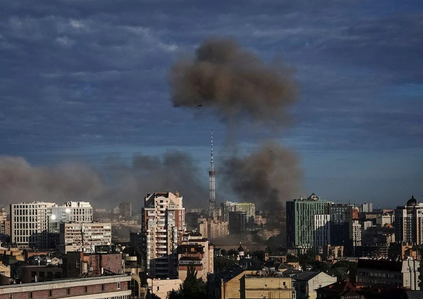 Khói bốc lên sau cuộc tấn công tên lửa của Nga ở thủ đô Kiev, Ukraine, ngày 26-6. Ảnh: REUTERS Khói bốc lên sau cuộc tấn công tên lửa của Nga ở thủ đô Kiev, Ukraine, ngày 26-6. Ảnh: REUTERS