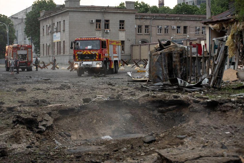 Các cuộc pháo kích của Nga ở tỉnh Dnepropetrovsk, Ukraine, tạo nên một hố sâu trên đường phố, ngày 16-7. Ảnh: REUTERS Các cuộc pháo kích của Nga ở tỉnh Dnepropetrovsk, Ukraine, tạo nên một hố sâu trên đường phố, ngày 16-7. Ảnh: REUTERS