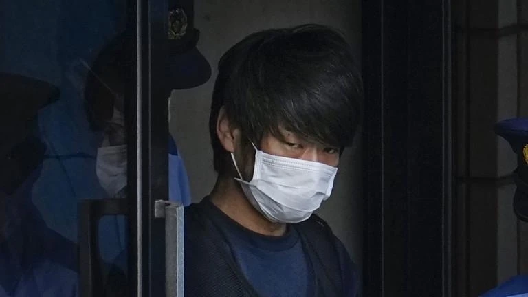 Tetsuya Yamagami, nghi phạm bắn lén cựu Thủ tướng Nhật Shinzo Abe, được nhìn thấy đang rời đồn cảnh sát vào ngày 10-7. Ảnh: AP Tetsuya Yamagami, nghi phạm bắn lén cựu Thủ tướng Nhật Shinzo Abe, được nhìn thấy đang rời đồn cảnh sát vào ngày 10-7. Ảnh: AP