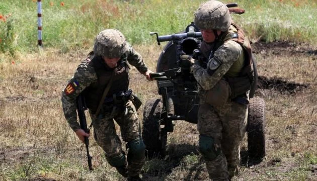 Quân đội Ukraine đang kiểm tra một khẩu pháo. Ảnh: UKRINFORM Quân đội Ukraine đang kiểm tra một khẩu pháo. Ảnh: UKRINFORM