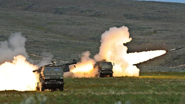 Lực lượng Ukraine bắn hai quả pháo từ hệ thống pháo phản lực cơ động cao M142 (HIMARS) do Mỹ cung cấp. Ảnh: SPUTNIK Lực lượng Ukraine bắn hai quả pháo từ hệ thống pháo phản lực cơ động cao M142 (HIMARS) do Mỹ cung cấp. Ảnh: SPUTNIK