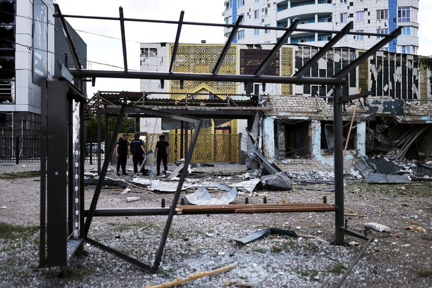 Nhiều tòa nhà bị hư hại nặng sau cuộc tấn công của quân đội Nga ở tỉnh Kharkiv, Ukraine ngày 20-7. Ảnh: REUTERS Nhiều tòa nhà bị hư hại nặng sau cuộc tấn công của quân đội Nga ở tỉnh Kharkiv, Ukraine ngày 20-7. Ảnh: REUTERS