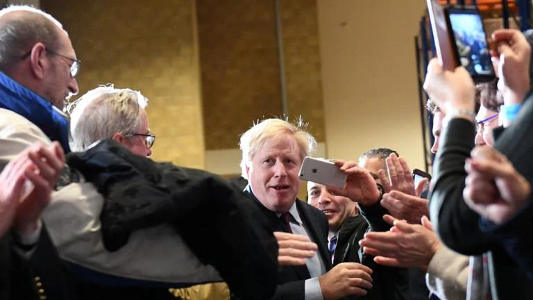 Thủ tướng Anh Boris Johnson (ở giữa). Ảnh: RT Thủ tướng Anh Boris Johnson (ở giữa). Ảnh: RT