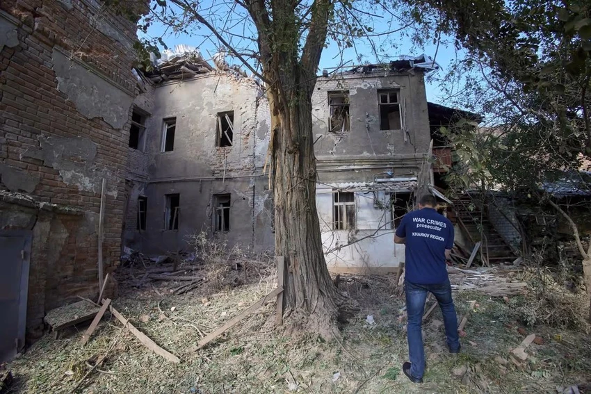Một công tố viên Ukraine kiểm tra thiệt hại sau trận pháo kích của Nga nhắm vào một khu dân cư ở tỉnh Kharkiv, ngày 23-7. Ảnh: EPA-EFE Một công tố viên Ukraine kiểm tra thiệt hại sau trận pháo kích của Nga nhắm vào một khu dân cư ở tỉnh Kharkiv, ngày 23-7. Ảnh: EPA-EFE