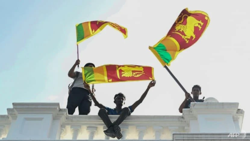 Cựu tổng thống Sri Lanka Gotabaya Rajapaksa đã bỏ trốn khỏi đất nước và từ chức sau khi hàng chục nghìn người biểu tình xông vào dinh tổng thống ở thủ đô Colombo hôm 9-7. Ảnh: AFP Cựu tổng thống Sri Lanka Gotabaya Rajapaksa đã bỏ trốn khỏi đất nước và từ chức sau khi hàng chục nghìn người biểu tình xông vào dinh tổng thống ở thủ đô Colombo hôm 9-7. Ảnh: AFP