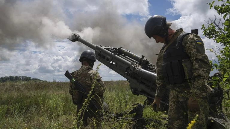 Các binh sĩ Ukraine đứng kế bên một khẩu lựu pháo M777 do Mỹ cung cấp ở tỉnh Kharkiv, Ukraine. Ảnh: AP Các binh sĩ Ukraine đứng kế bên một khẩu lựu pháo M777 do Mỹ cung cấp ở tỉnh Kharkiv, Ukraine. Ảnh: AP