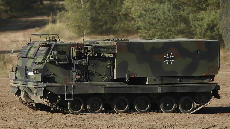 Một bệ phóng pháo phản lực phóng loạt Mars-II (MLRS) của Đức. Ảnh: RT Một bệ phóng pháo phản lực phóng loạt Mars-II (MLRS) của Đức. Ảnh: RT