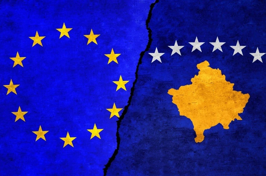 Cờ Kosovo (trái) và cờ Liên minh châu Âu EU (phải). Ảnh: RT Cờ Kosovo (trái) và cờ Liên minh châu Âu EU (phải). Ảnh: RT