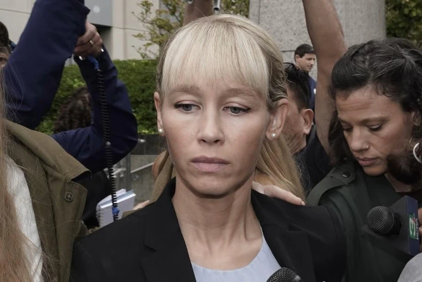 Sherri Papini rời tòa án sau khi bị kết án 18 tháng tù giam vào hôm 19-9. Ảnh: AP Sherri Papini rời tòa án sau khi bị kết án 18 tháng tù giam vào hôm 19-9. Ảnh: AP