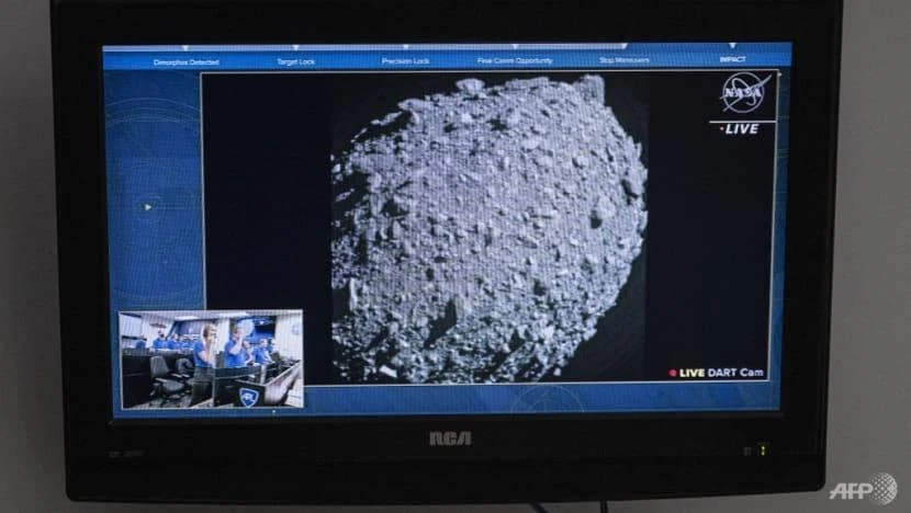 Các nhân viên NASA đang quan sát vụ va chạm giữa tàu vũ trụ DART và tiểu hành tinh Dimorphos tại Trung tâm Vũ trụ Kennedy ở bang Florida, Mỹ, ngày 26-9. Ảnh: AFP Các nhân viên NASA đang quan sát vụ va chạm giữa tàu vũ trụ DART và tiểu hành tinh Dimorphos tại Trung tâm Vũ trụ Kennedy ở bang Florida, Mỹ, ngày 26-9. Ảnh: AFP