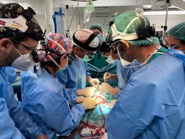 Các bác sĩ đang tiến hành ca ghép ruột đa tạng cho Emma ở bệnh viện Lapaz tại TP Madrid, Tây Ban Nha, ngày 11-10. Ảnh: REUTERS Các bác sĩ đang tiến hành ca ghép ruột đa tạng cho Emma ở bệnh viện Lapaz tại TP Madrid, Tây Ban Nha, ngày 11-10. Ảnh: REUTERS