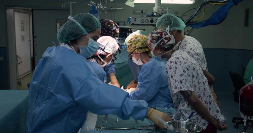 Các bác sĩ đang tiến hành ca ghép ruột đa tạng cho Emma ở bệnh viện Lapaz tại TP Madrid, Tây Ban Nha, ngày 11-10. Ảnh: REUTERS Các bác sĩ đang tiến hành ca ghép ruột đa tạng cho Emma ở bệnh viện Lapaz tại TP Madrid, Tây Ban Nha, ngày 11-10. Ảnh: REUTERS