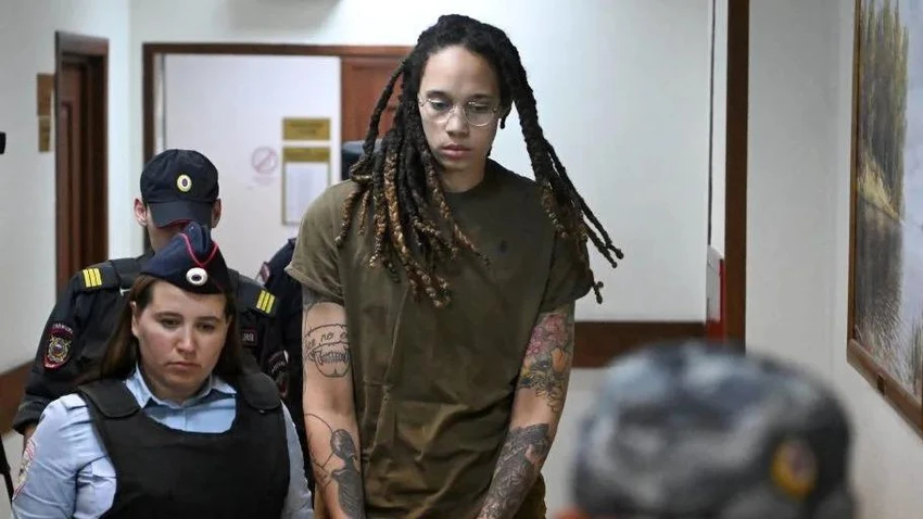 Siêu sao bóng rổ Mỹ Brittney Griner được đưa đến tòa án lúc mới bị bắt. Ảnh: NBC Siêu sao bóng rổ Mỹ Brittney Griner được đưa đến tòa án lúc mới bị bắt. Ảnh: NBC