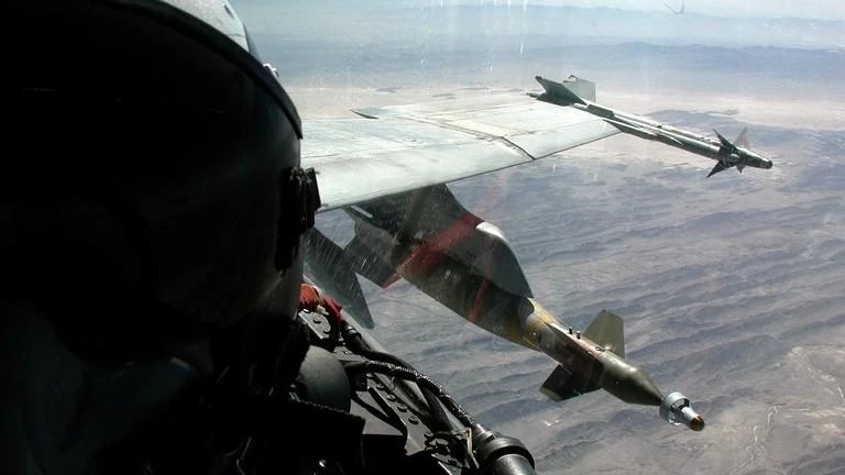 Một máy bay chiến đấu mang bom dẫn đường bằng laser do Mỹ sản xuất và tên lửa Sidewinder. Ảnh: AFP