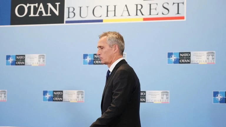 Tổng thư ký NATO Jens Stoltenberg nói chuyện với các nhà báo trước cuộc họp ngoại trưởng các nước NATO vào ngày 29-11 ở Bucharest (Romania). Ảnh: AFP