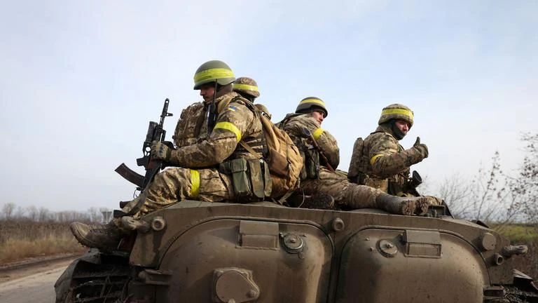 Quân lính Ukraine lái xe về vị trí tiền tuyến ở miền đông Ukraine vào ngày 24-11. Ảnh: AFP