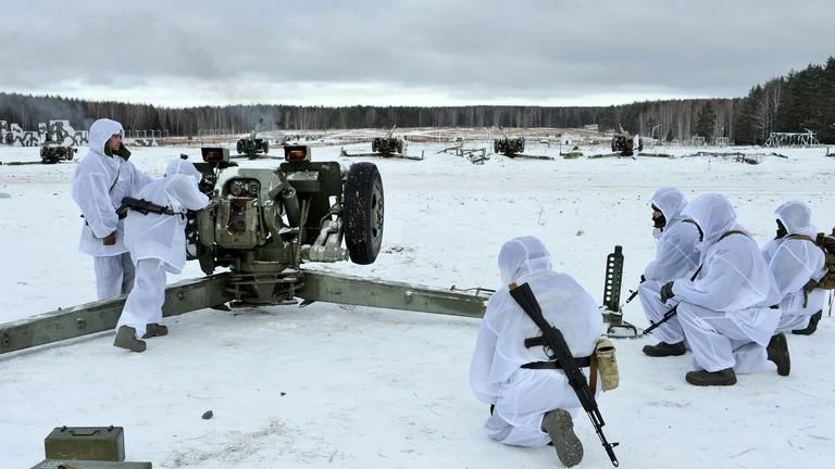 Nam giới nhập ngũ trải qua khóa huấn luyện ở Kostroma, Nga, ngày 25-11. Ảnh: SPUTNIK Nam giới nhập ngũ trải qua khóa huấn luyện ở Kostroma, Nga, ngày 25-11. Ảnh: SPUTNIK