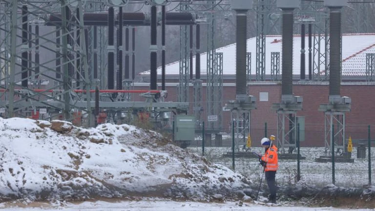 Một công nhân đứng bên ngoài một trạm biến áp điện vào tháng 11 ở ngoại ô thủ đô Berlin. Ảnh: RT Một công nhân đứng bên ngoài một trạm biến áp điện vào tháng 11 ở ngoại ô thủ đô Berlin. Ảnh: RT