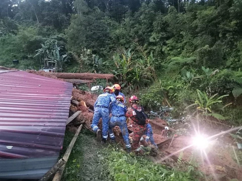 Lực lượng cứu hỏa và cứu hộ Malaysia tìm kiếm những nạn nhân mất tích sau vụ lở đất ở bang Selangor vào sáng sớm ngày 16-12. Ảnh: TWITTER Lực lượng cứu hỏa và cứu hộ Malaysia tìm kiếm những nạn nhân mất tích sau vụ lở đất ở bang Selangor vào sáng sớm ngày 16-12. Ảnh: TWITTER