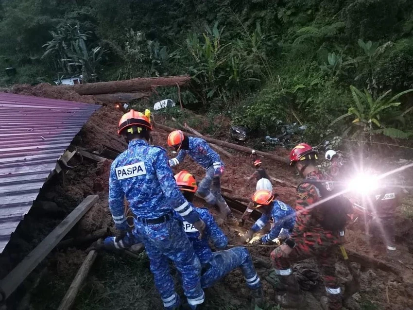 Lực lượng cứu hỏa và cứu hộ Malaysia tìm kiếm những nạn nhân mất tích sau vụ lở đất ở bang Selangor vào sáng sớm ngày 16-12. Ảnh: TWITTER Lực lượng cứu hỏa và cứu hộ Malaysia tìm kiếm những nạn nhân mất tích sau vụ lở đất ở bang Selangor vào sáng sớm ngày 16-12. Ảnh: TWITTER