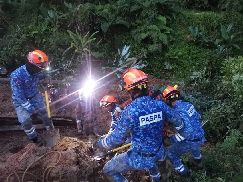 Lực lượng cứu hỏa và cứu hộ Malaysia tìm kiếm những nạn nhân mất tích sau vụ lở đất ở bang Selangor vào sáng sớm ngày 16-12. Ảnh: TWITTER Lực lượng cứu hỏa và cứu hộ Malaysia tìm kiếm những nạn nhân mất tích sau vụ lở đất ở bang Selangor vào sáng sớm ngày 16-12. Ảnh: TWITTER