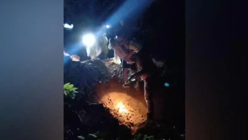 Lực lượng cứu hỏa và cứu hộ Malaysia tìm kiếm những nạn nhân mất tích sau vụ lở đất ở bang Selangor vào sáng sớm ngày 16-12. Ảnh: TWITTER Lực lượng cứu hỏa và cứu hộ Malaysia tìm kiếm những nạn nhân mất tích sau vụ lở đất ở bang Selangor vào sáng sớm ngày 16-12. Ảnh: TWITTER
