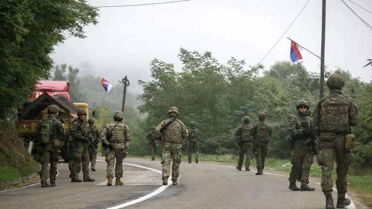 Các binh sĩ KFOR tuần tra gần biên giới Kosovo-Serbia vào ngày 2-10-2021. Ảnh: AP Các binh sĩ KFOR tuần tra gần biên giới Kosovo-Serbia vào ngày 2-10-2021. Ảnh: AP