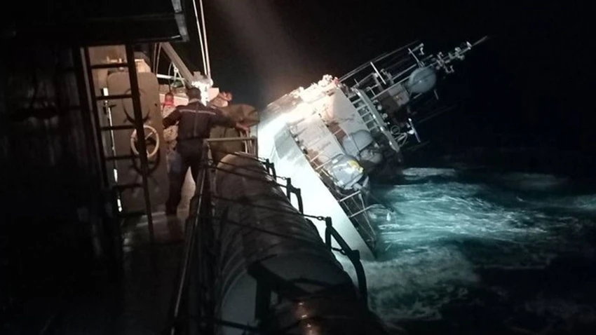 Tàu hộ vệ HTMS Sukhothai của Hải quân Hoàng gia Thái Lan nghiêng hẳn sang một bên trước khi chìm xuống biển ở Vịnh Thái Lan vào sáng sớm 19-12. Ảnh: CNN