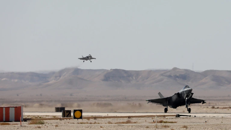 2 chiếc tiêm kích tàng hình F-35A của Lực lượng Phòng vệ Israel do Mỹ sản xuất. Ảnh: RT 2 chiếc tiêm kích tàng hình F-35A của Lực lượng Phòng vệ Israel do Mỹ sản xuất. Ảnh: RT