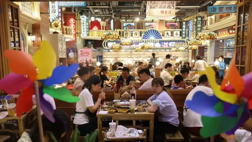 Người dân Trung Quốc dùng bữa tại một nhà hàng trong khu mua sắm ở Bắc Kinh vào ngày 25-7. Ảnh: REUTERS Người dân Trung Quốc dùng bữa tại một nhà hàng trong khu mua sắm ở Bắc Kinh vào ngày 25-7. Ảnh: REUTERS