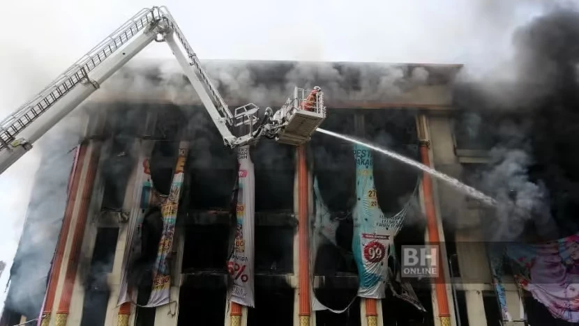 Ngọn lửa bùng phát vào khoảng 7 giờ sáng 1-1. Ảnh: FACEBOOK Ngọn lửa bùng phát vào khoảng 7 giờ sáng 1-1. Ảnh: FACEBOOK