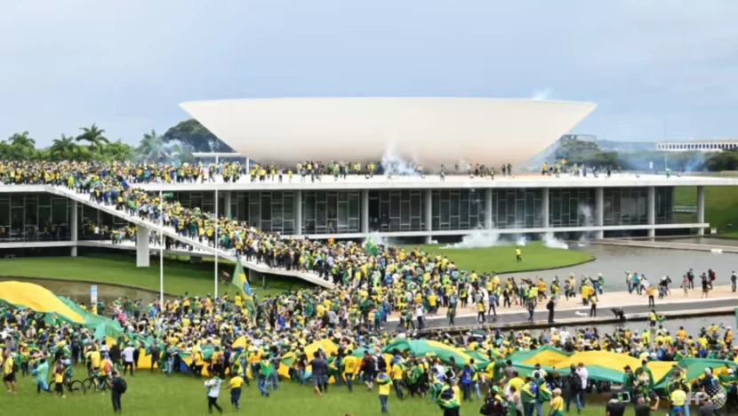 Những người ủng hộ cựu tổng thống Brazil Jair Bolsonaro tràn vào tòa nhà Quốc hội ở thủ đô Brasilia hôm 8-1. Ảnh: AFP Những người ủng hộ cựu tổng thống Brazil Jair Bolsonaro tràn vào tòa nhà Quốc hội ở thủ đô Brasilia hôm 8-1. Ảnh: AFP
