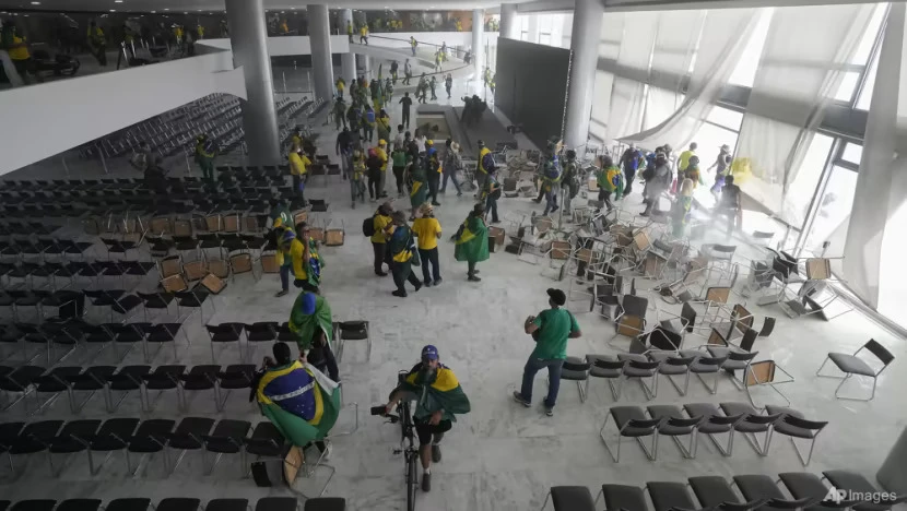 Người biểu tình ủng hộ cựu Tổng thống Brazil Jair Bolsonaro xông vào Dinh Tổng thống ở thủ đô Brasilia, ngày 8-1. Ảnh: AP Người biểu tình ủng hộ cựu Tổng thống Brazil Jair Bolsonaro xông vào Dinh Tổng thống ở thủ đô Brasilia, ngày 8-1. Ảnh: AP
