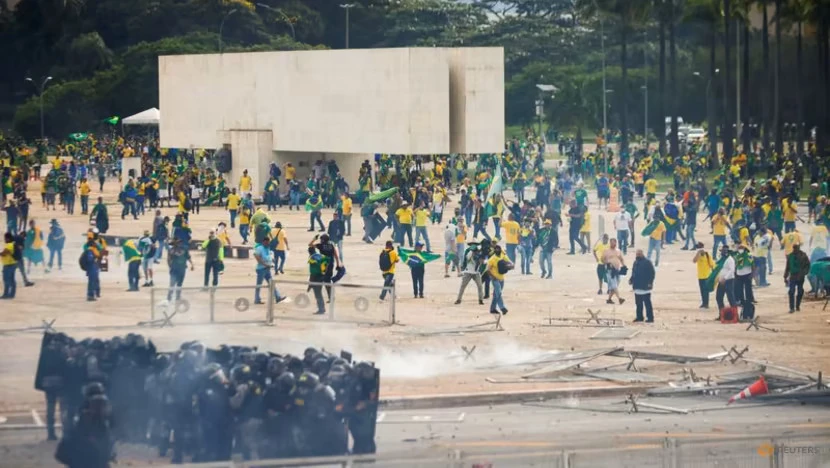 Những người biểu tình ủng hộ cựu Tổng thống Brazil Jair Bolsonaro tập trung bên ngoài tòa nhà Quốc hội ở thủ đô Brasilia vào ngày 8-1. Ảnh: REUTERS Những người biểu tình ủng hộ cựu Tổng thống Brazil Jair Bolsonaro tập trung bên ngoài tòa nhà Quốc hội ở thủ đô Brasilia vào ngày 8-1. Ảnh: REUTERS