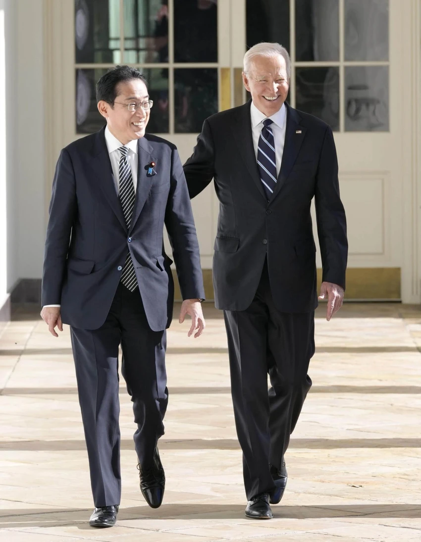 Thủ tướng Nhật Fumio Kishida (trái) và Tổng thống Mỹ Joe Biden trong cuộc gặp tại Nhà Trắng hôm 13-1. Ảnh: KYODO NEWS