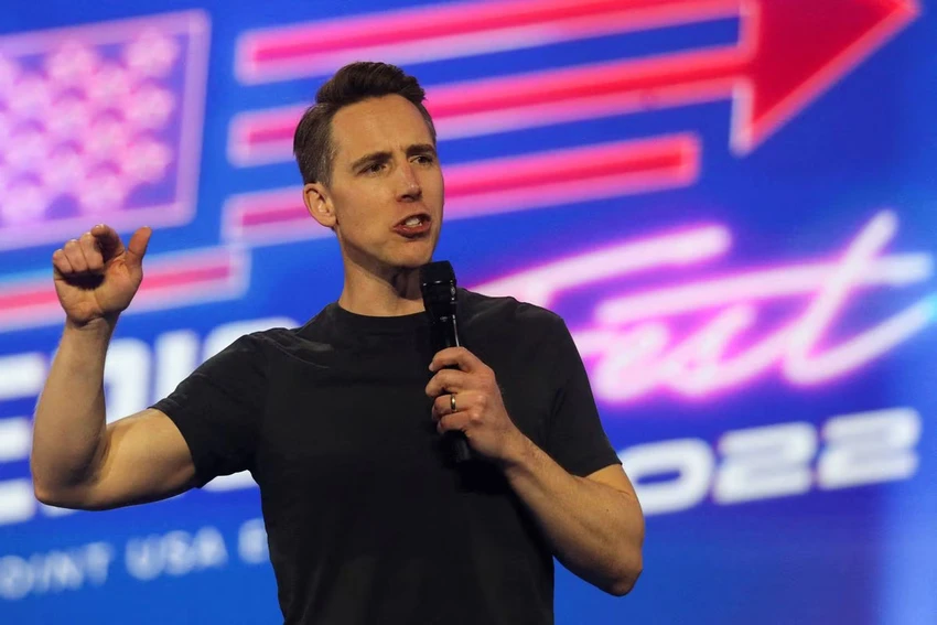 Thượng nghị sĩ Mỹ Josh Hawley phát biểu trong một sự kiện ở bang Arizona, ngày 18-12-2022. Ảnh: REUTERS