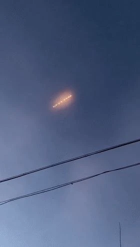 Các UFO để lại vệt sáng trên bầu trời rồi đột ngột biến mất. Ảnh: TELEGRAM