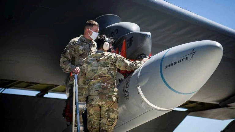 Lực lượng Không quân Mỹ gắn tên lửa siêu thanh ARRW vào cánh một chiếc máy bay ném bom B-52H Stratofortress để thử nghiệm vào tháng 8-2020 tại Căn cứ Không quân Edwards. Ảnh: KHÔNG QUÂN MỸ Lực lượng Không quân Mỹ gắn tên lửa siêu thanh ARRW vào cánh một chiếc máy bay ném bom B-52H Stratofortress để thử nghiệm vào tháng 8-2020 tại Căn cứ Không quân Edwards. Ảnh: KHÔNG QUÂN MỸ