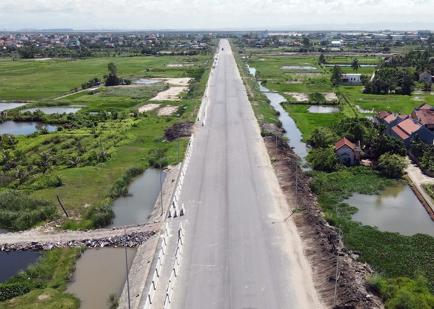 Tuyến đường giao với nhiều đường dân sinh, tiềm ẩn tai nạn giao thông Tuyến đường giao với nhiều đường dân sinh, tiềm ẩn tai nạn giao thông